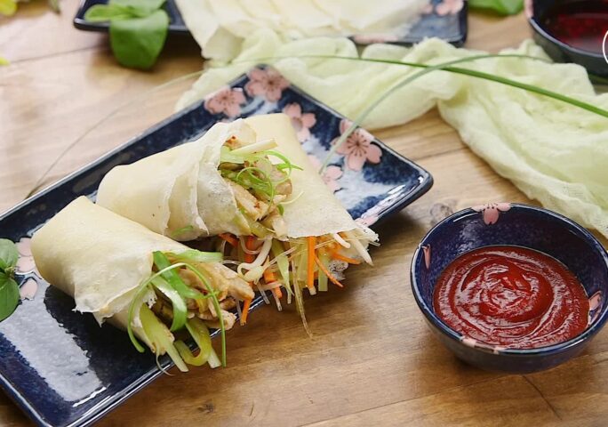 https://img.tastelife.tv/assets/uploads/2019/12/00862_Spring_Rolls_with_handmade_wrappers_Chef_Chen_Yichun_step7-684x480.jpg