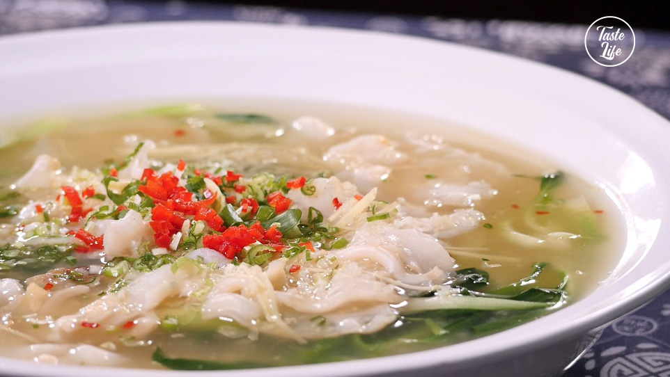 Geoduck in Quinoa Chicken Broth | cooking | crab | crawfish | Taste Life