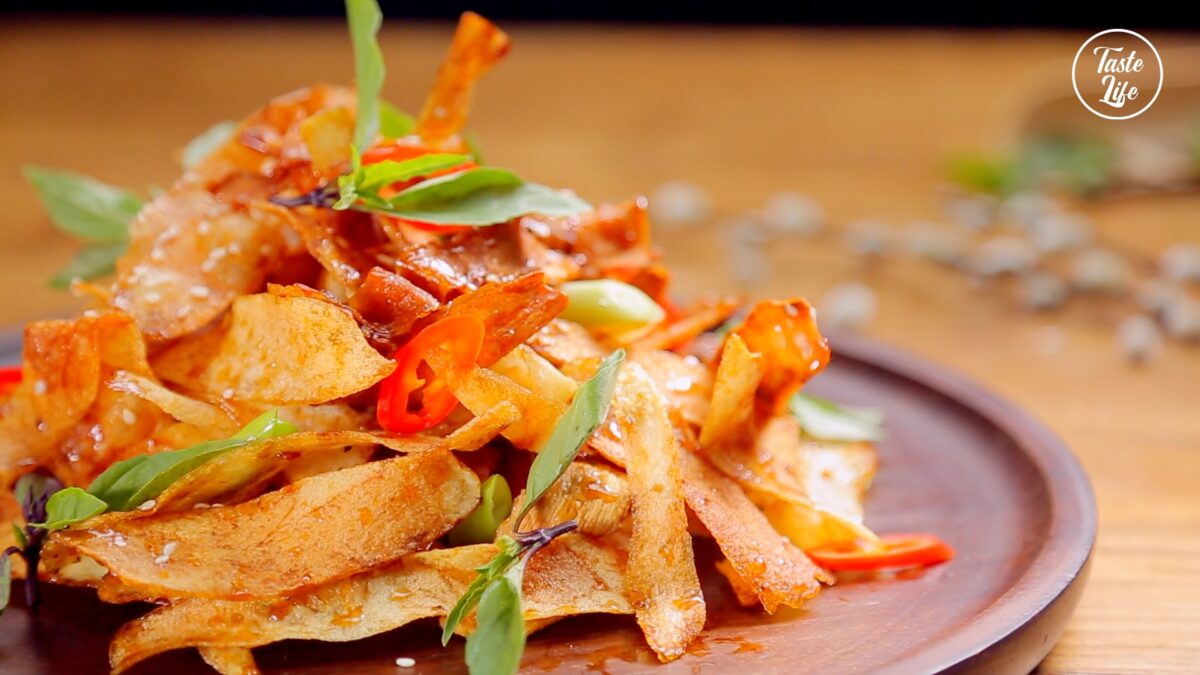Crispy Potato in Black Pepper and Honey Sauce cooking dinner