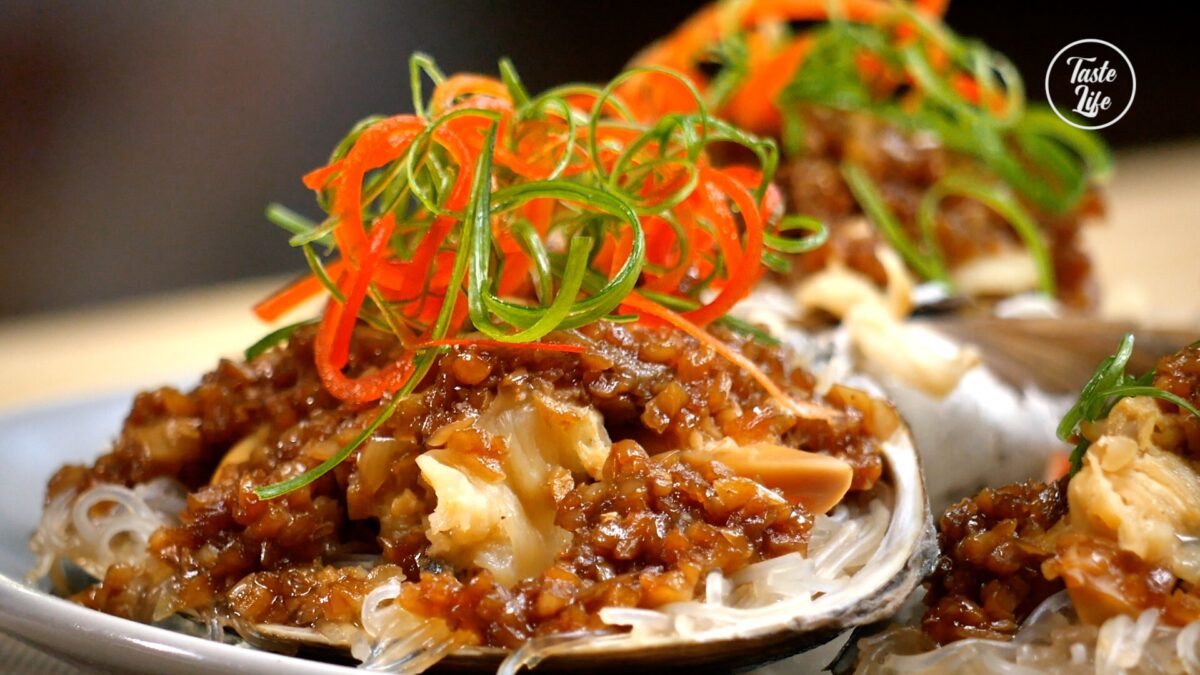 Steamed Clams with Vermicelli in Garlic Sauce cooking dinner