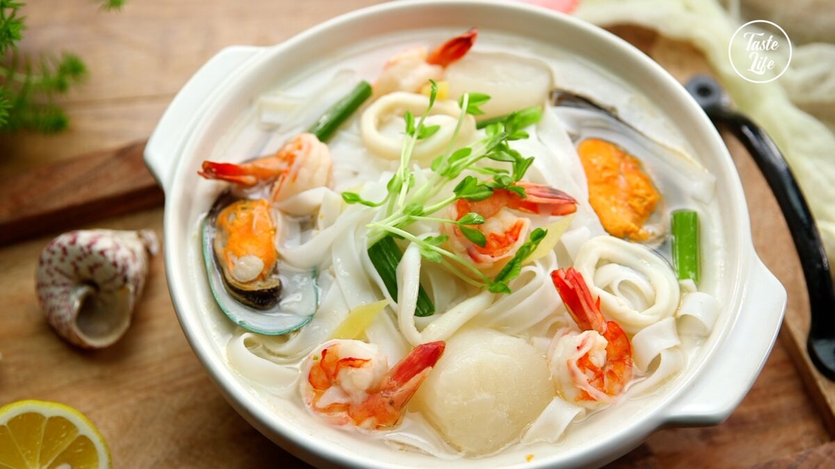 Seafood Rice Noodle Soup | chicken soup | crab | crawfish | Taste Life