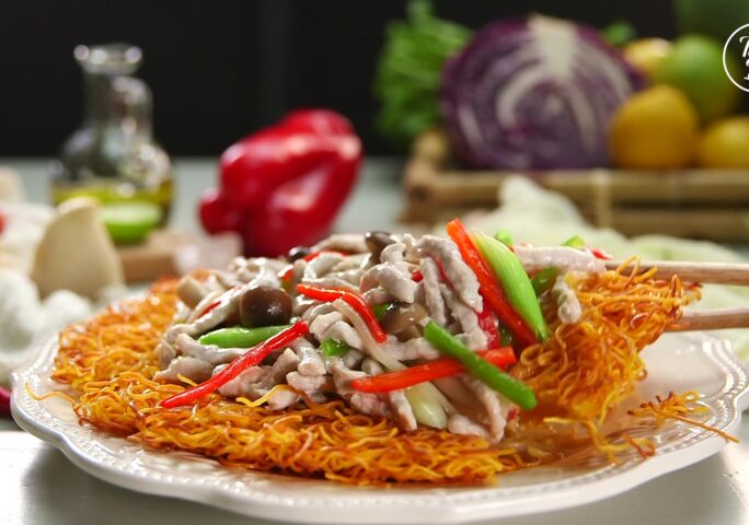 【Noodle Pizza with Pork Tenderloin Topping】