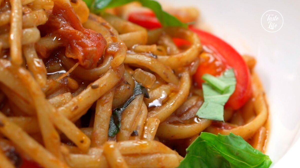 One-Pot Spicy Spaghetti | dinner ideas | easy lunch ideas | quick dinner recipes | Taste Life