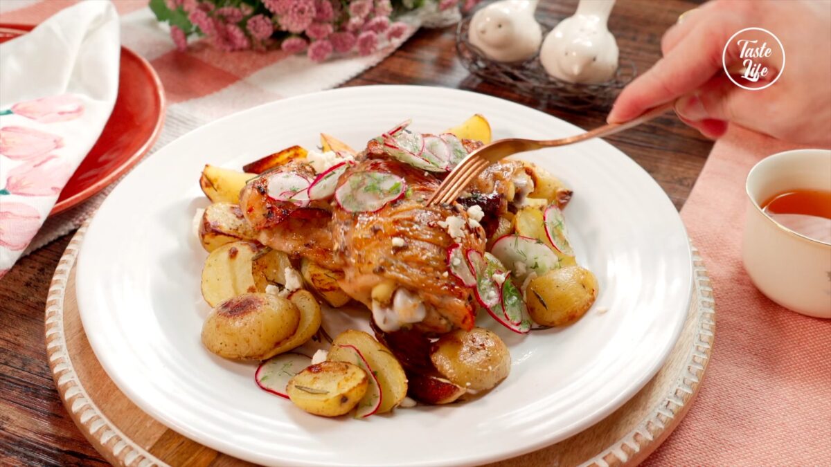 Garlic Chicken with Herb Roasted Baby Potatoes | dinner ideas | dinner recipes | easy Garlic Chicken