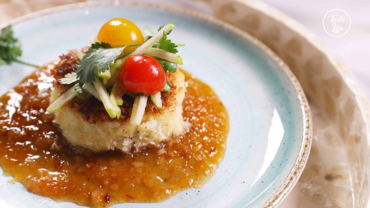 Crab Cake With Mango Chutney and Apple Cilantro Salad | cooking | crab | crawfish | Taste Life