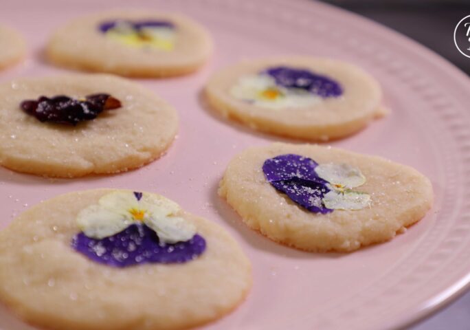 Shortbread Cookies with Real Flowers