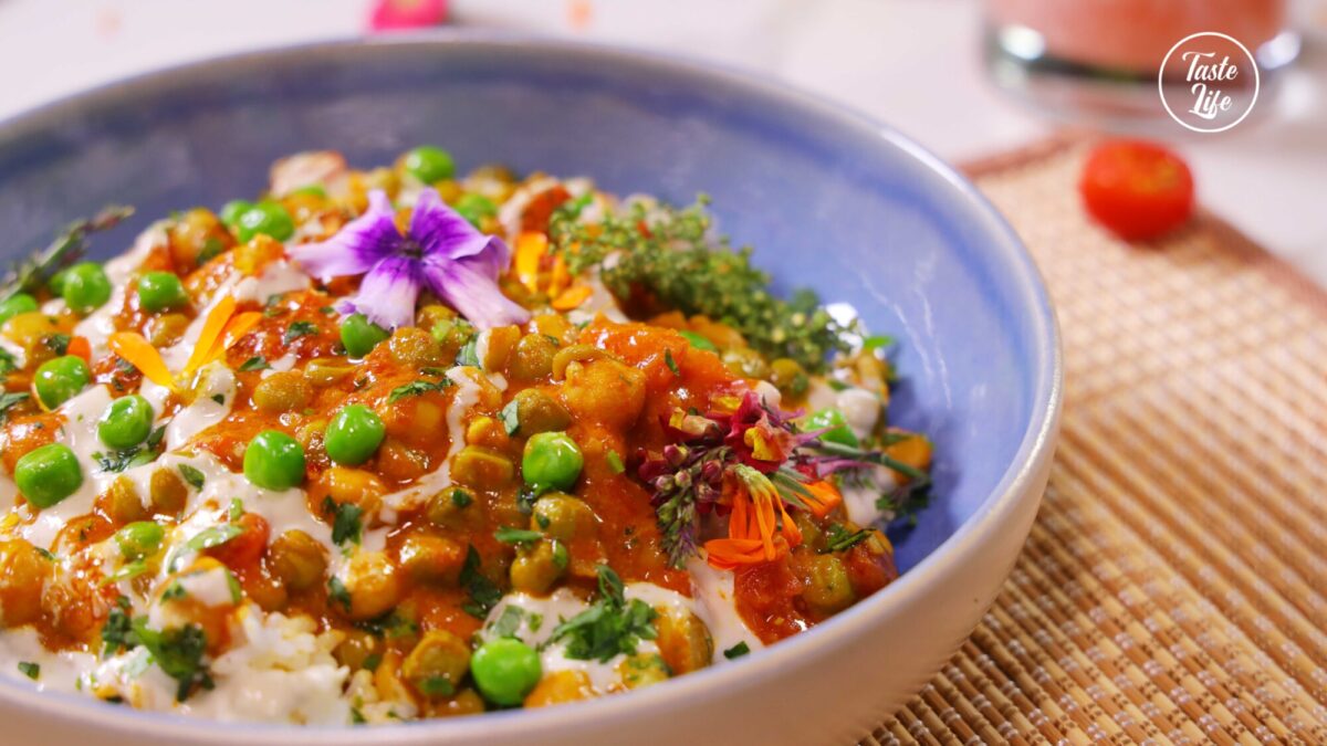 Quick Chickpea Curry Drizzled With a Garlic Tahini | vegan | vegan diet | vegan food | Taste Life