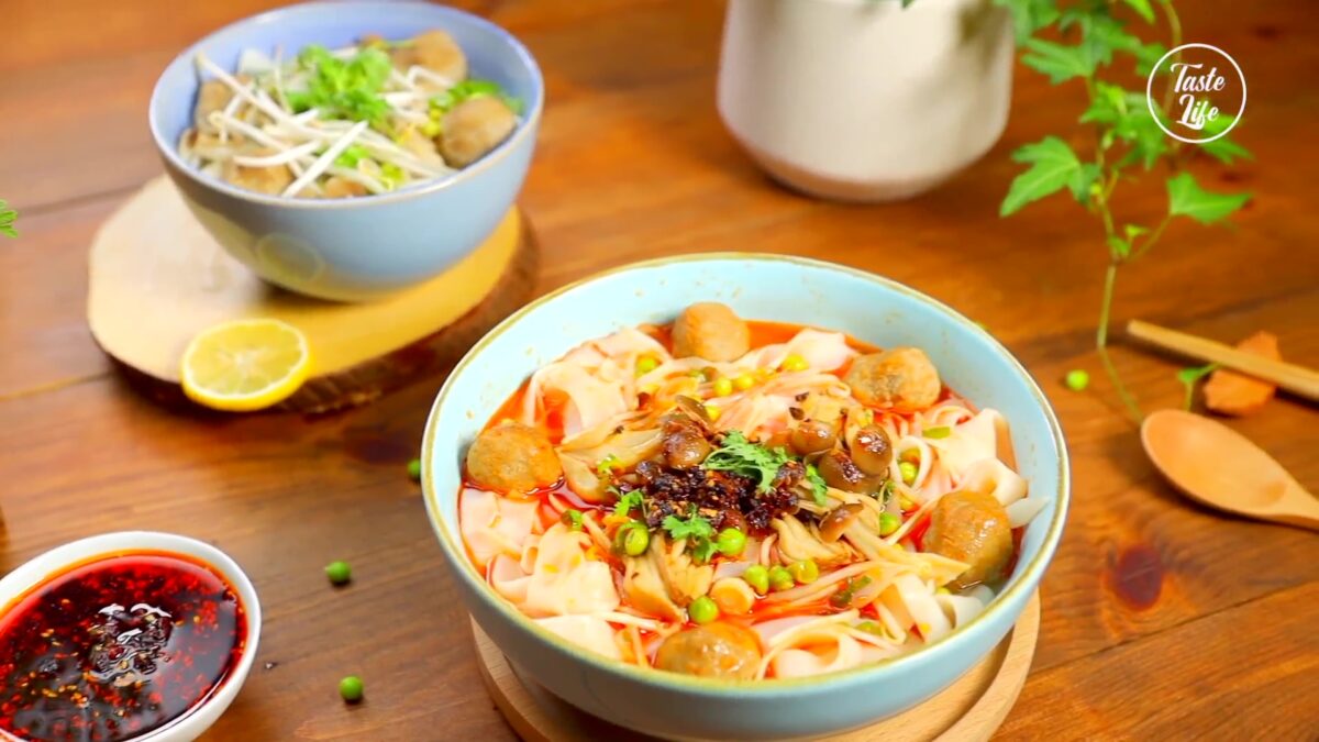 Simple Soup Noodles with Spicy Sauce beef soup Taste Life