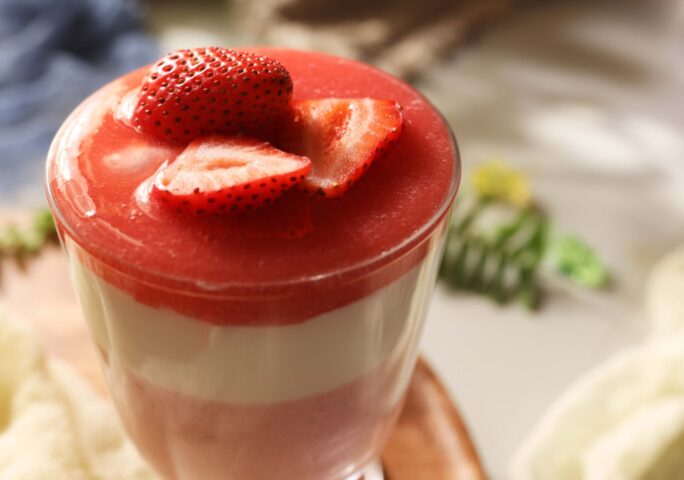 A Heavenly Strawberry Mousse to Celebrate Holidays