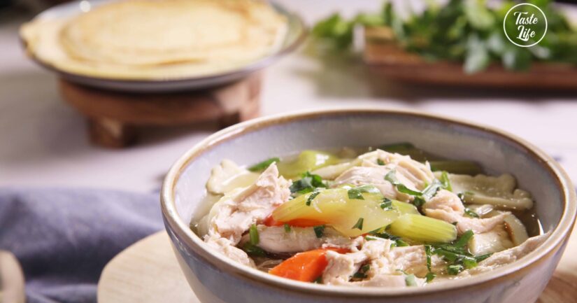 https://img.tastelife.tv/assets/uploads/2022/01/My_Moms_Chicken_Soup_with_Crepe_Noodles_01499_20201208-825x433.jpg