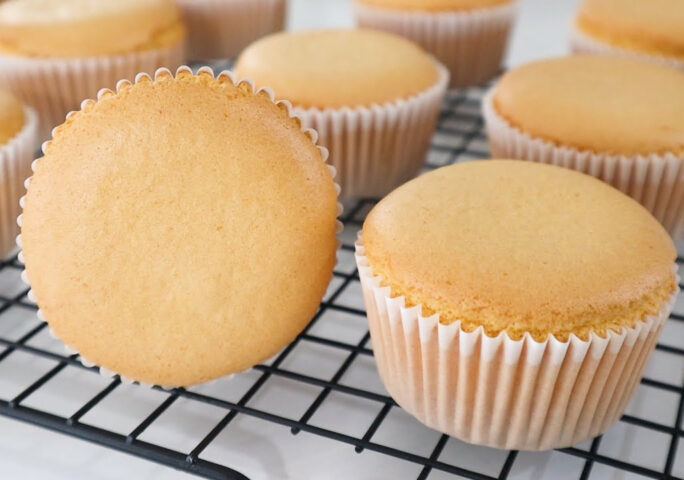 Perfect without Crack! If you have Condensed Milk, It’s amazing to make Cupcakes! Easy and Delicious