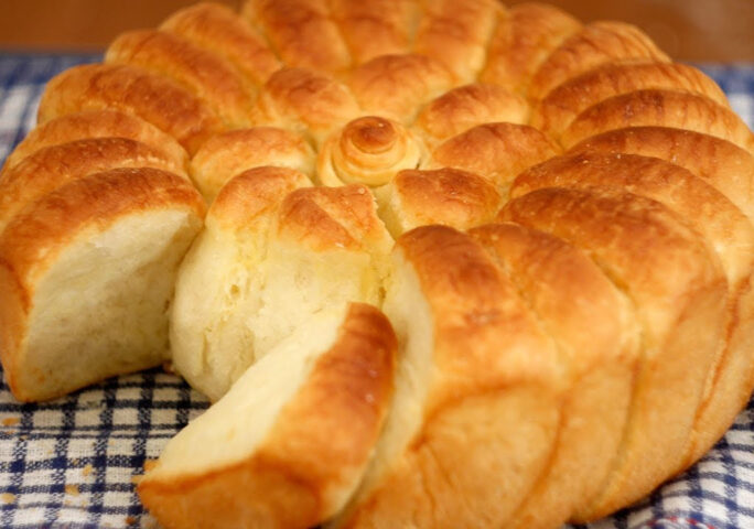 This is the MOST DELICIOUS I’ve ever eaten! Easy Pull-Apart Bread everyone can make this at home!