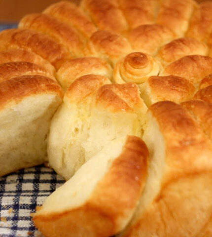 This is the MOST DELICIOUS I’ve ever eaten! Easy Pull-Apart Bread everyone can make this at home!