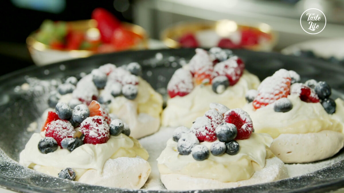 Pavlova With Whipped Cream and Berries | cake recipe | cheesecake | chocolate | Taste Life