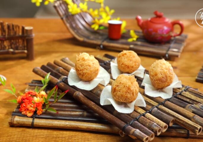 Crispy Taro Balls with Salted Egg Yolks