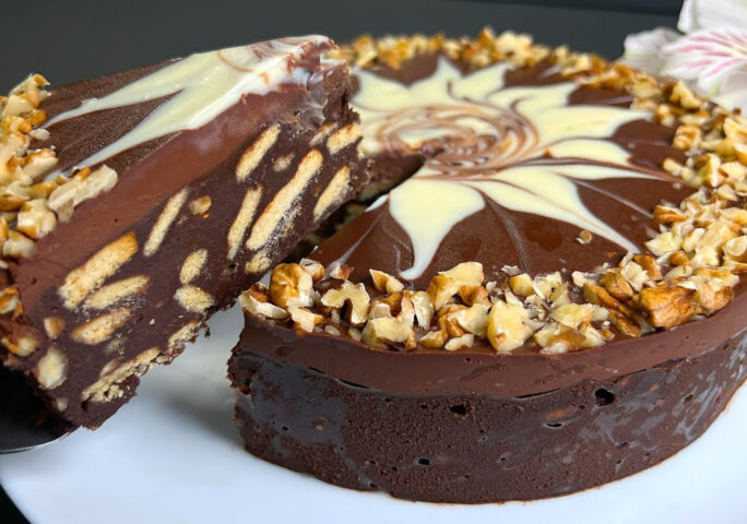 No-Bake Chocolate Biscuit Cake