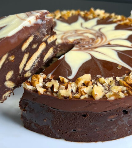 No-Bake Chocolate Biscuit Cake