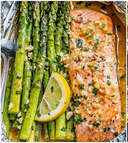 Foil Salmon and Asparagus in Garlic Butter Sauce - Easy Salmon Recipe