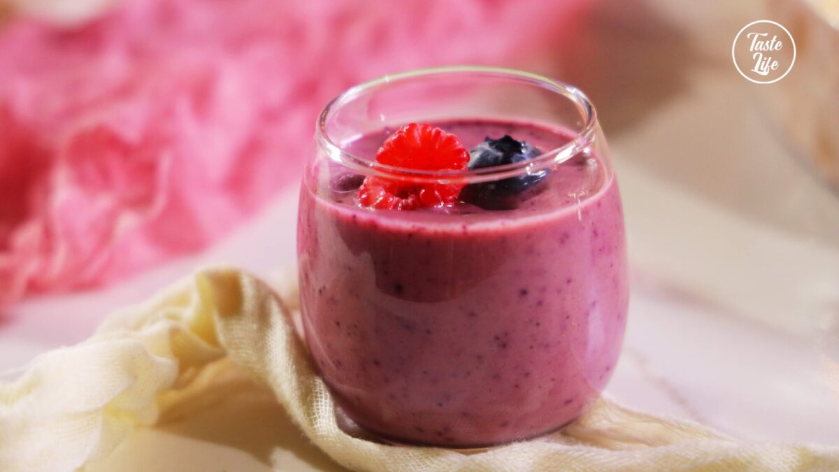 Mixed Berry Protein Smoothie | healthy recipes | vegetarian | Taste Life