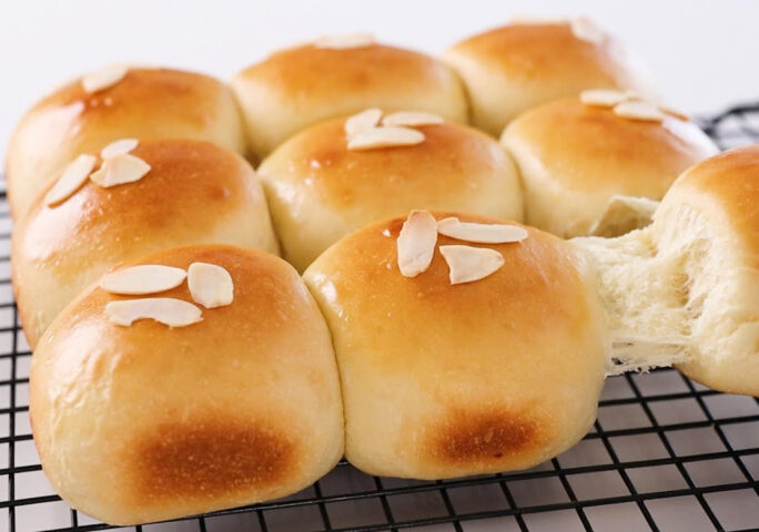 No Kneading Just Need 3 Minutes To Prepare Incredibly Easy To Make Fluffy Almond Milk Buns 3324