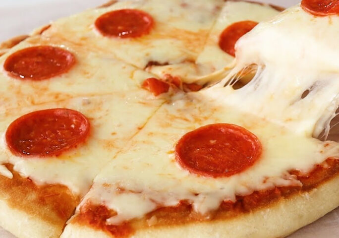 https://img.tastelife.tv/assets/uploads/2023/03/Found_the_Easiest_homemade_Pizza_10x7-684x480.jpg